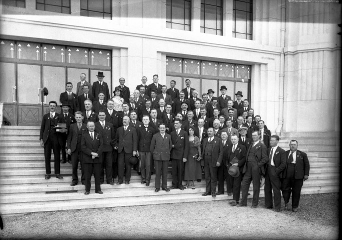 Belfort, groupe d'hommes en civil posant sur les marches de la Maison du Peuple : plaque de verre 13x18 cm.
