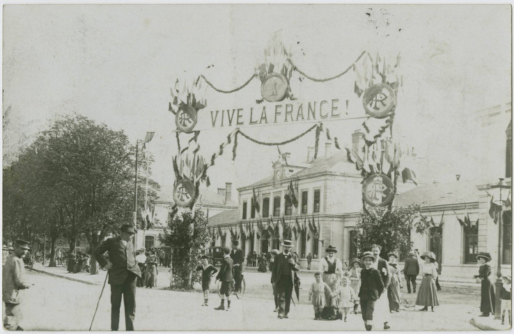 [Belfort, la gare pavoisée pour accueillir les alsaciens venant assister à la revue du 14 juillet, arc de triomphe : "Vive la France !"].