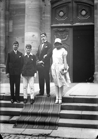 Eglise, un couple et deux garçons d'honneur se présentent sur les marches : plaque de verre 13x18 cm.