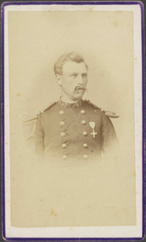 Officier du 42e régiment d'infanterie de ligne, épaulette à franges souples et contre-épaulette gauche, décoré d'une distinction.