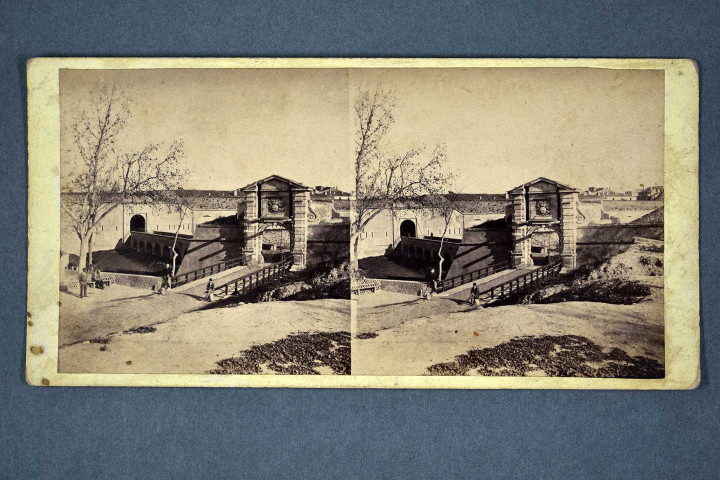 Asnières-sur-Seine (Hauts-de-Seine), pont ferroviaire, ruines.