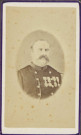 Officier d'infanterie de ligne, épaulettes à franges souples, décoré de l'Ordre de la Légion d'Honneur (grade : chevalier ; Empire) et de 2 autres distinctions.