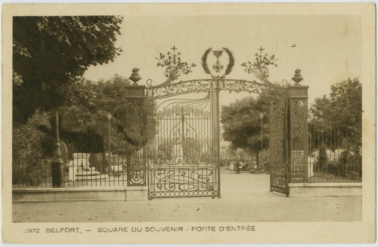 Les Vosges, Belfort, square du Souvenir, porte d'entrée.