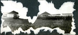 Corcieux (Vosges), terrain aéronautique militaire, baraquements, prise d'armes sur la piste.