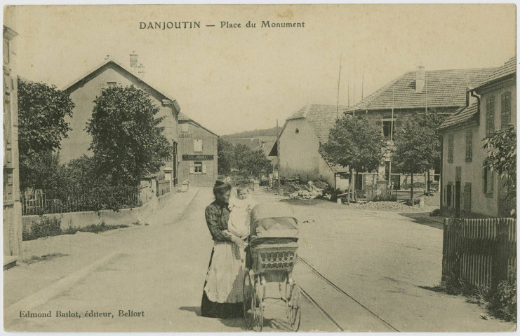 Danjoutin, place du monument.