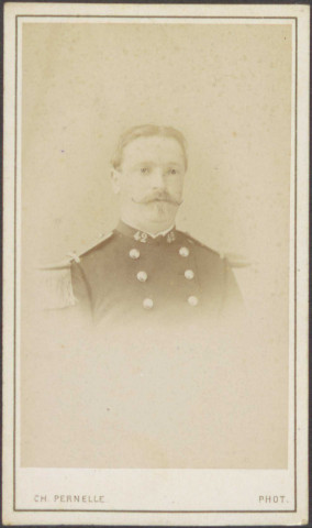 Officier du 42e régiment d'infanterie de ligne, épaulette à franges souples et contre-épaulette gauche.