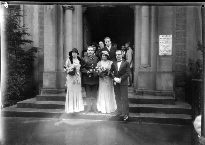 A la suite des mariés, deux couples avec demoiselles d'honneur aux bouquets de fleurs à la sortie du temple : négatif souple 12,6x17,6 cm.