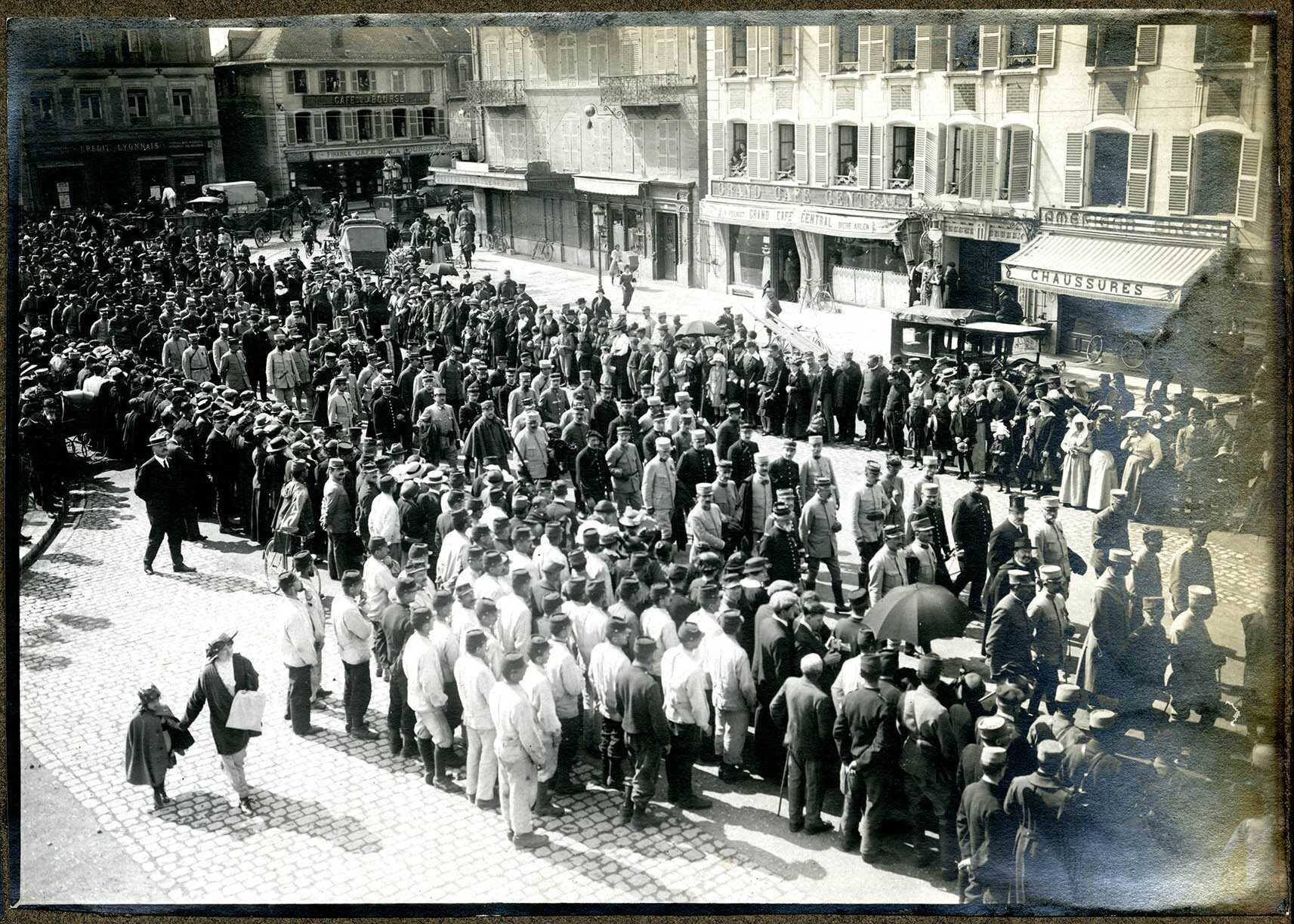 Belfort, place Corbis, les obsèques du sous-lieutenant Adolphe Pégoud, pilote, le 3 septembre 1915.