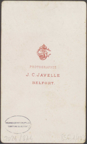 Officier du 42e régiment d'infanterie de ligne, épaulette à franges souples et contre-épaulette gauche, décoré d'une distinction.