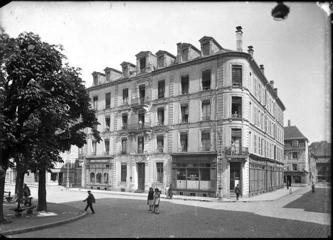 Place d'armes, façade imposante d'un immeuble bourgeois, à gauche rue Lecourbe, à droite rue du Quai : plaque de verre 13x18 cm.
