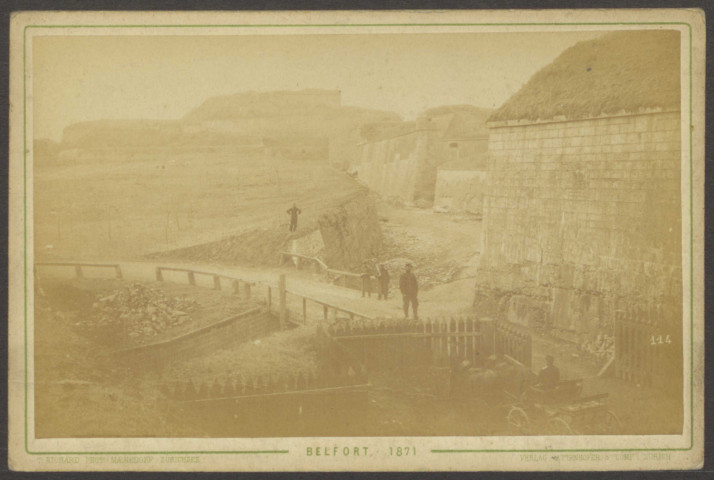 Belfort, vue générale depuis la Lunette n°18 [passage de la rue Xavier Bauer], les fortifications et le château, v. 1871.