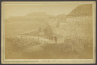 Belfort, vue générale depuis la Lunette n°18 [passage de la rue Xavier Bauer], les fortifications et le château, v. 1871.