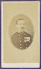 Officier d'infanterie de ligne, épaulettes à franges souples, décoré de l'Ordre de la Légion d'Honneur (grade : chevalier ; Empire) et de 3 autres distinctions.