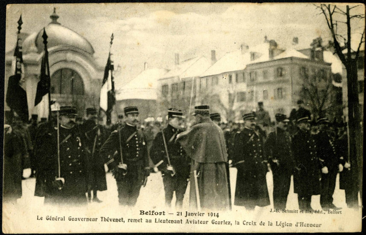 Belfort, le général Thévenet gouverneur militaire, remet au lieutenant aviateur Gourlez, la Croix de la légion d'honneur.
