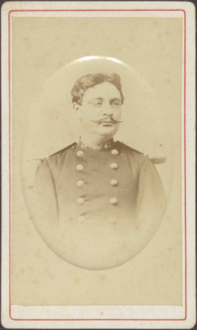 Officier du 42e régiment d'infanterie de ligne, épaulette à franges souples, contre épaulette gauche.