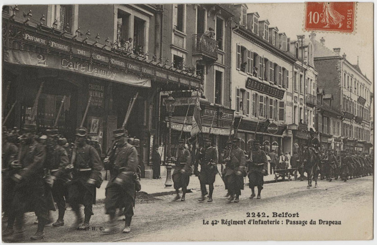 Belfort, le 42e Régiment d'Infanterie, passage du drapeau.
