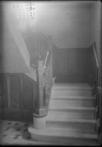 Boiserie et rampe d'escalier en bois : plaque de verre 13x18 cm.