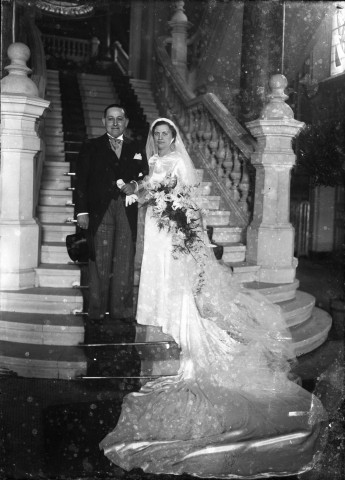Belfort, Grand Hôtel du Tonneau d'Or, rue du Général Reiset. Couple non identifié sur le grand escalier de l'entrée, un couple de mariés : plaque de verre 13x18 cm.