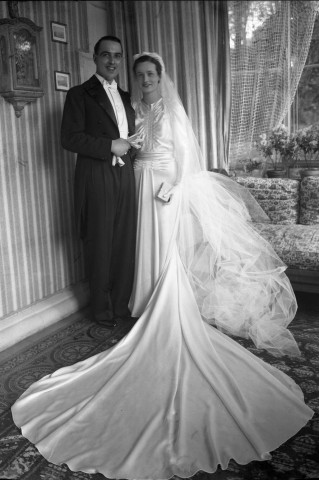 Couple de mariés souriant, posant debout dans un salon : négatif souple 12,6x17,6 cm.