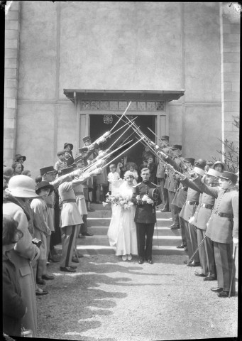 Belfort, église Notre-Dame-des-Anges, couple de mariés quittant l'église, des enfants d'honneur tiennent la traîne de la mariée.