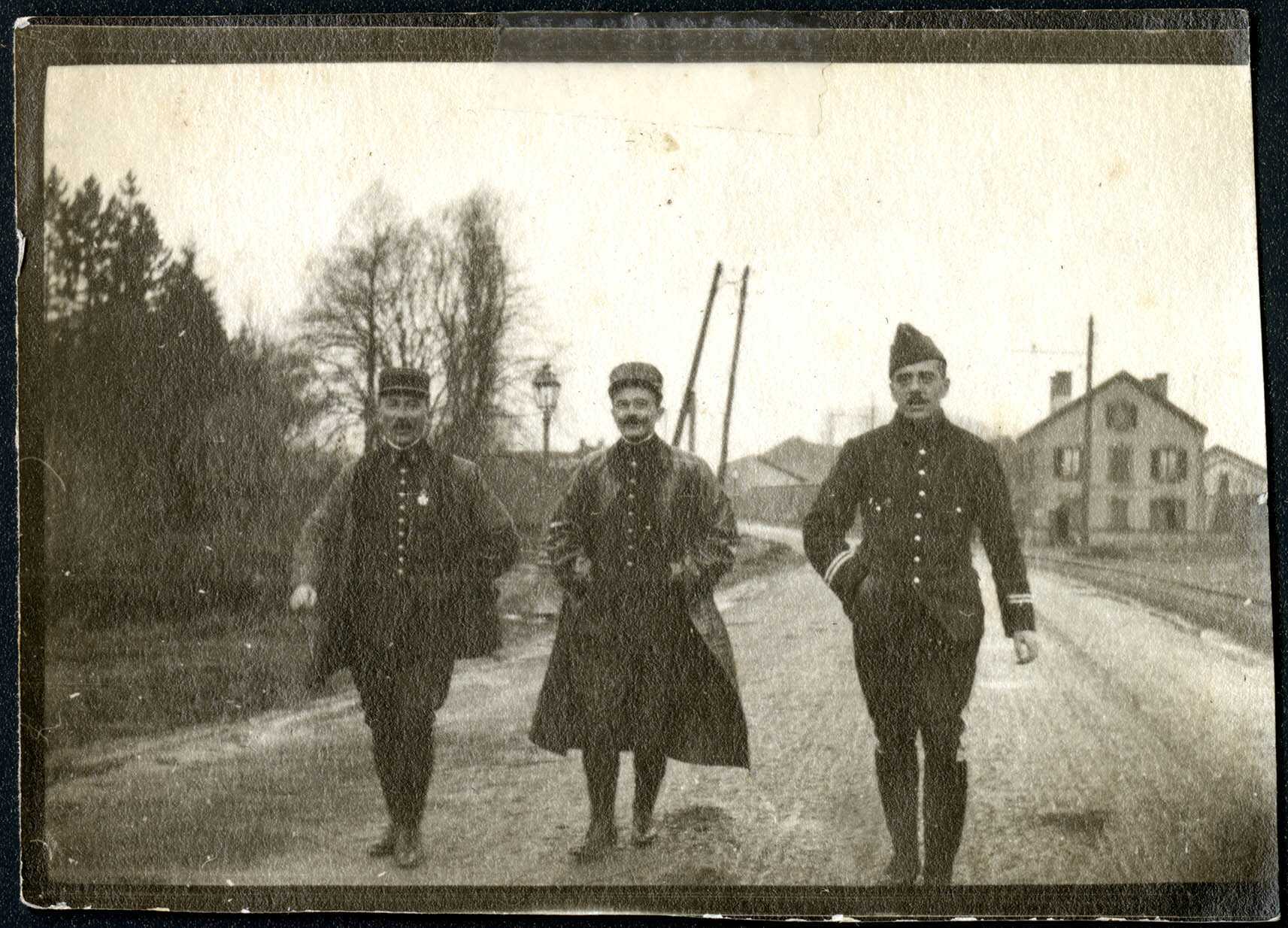 Belfort, rue d'Offemont [avenue Jean-Moulin], un groupe d'officiers, le 17 décembre 1914.