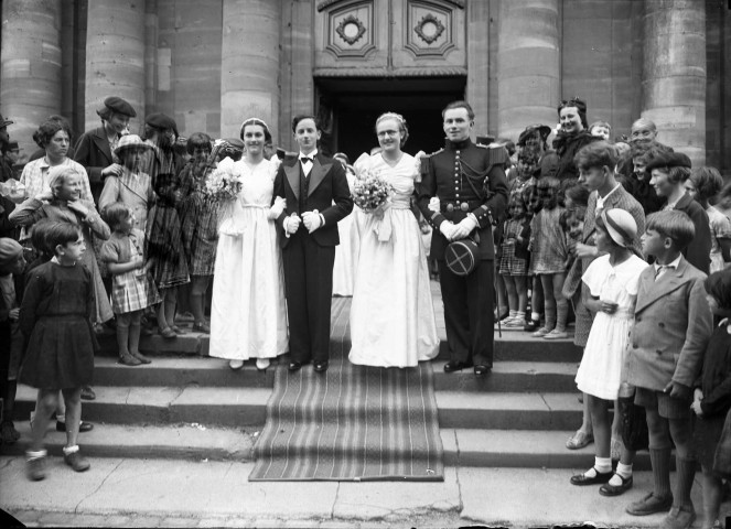 A la suite des mariés, deux couples composés de demoiselles d'honneur : plaque de verre 13x18 cm.