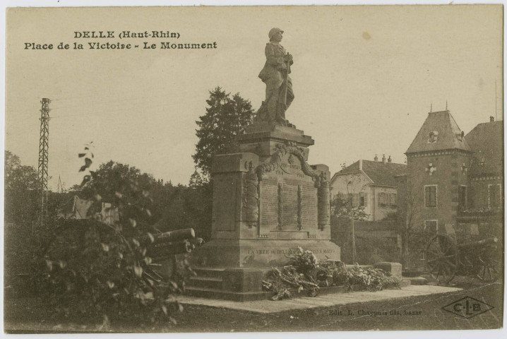 Delle (Haut-Rhin), place de la Victoire, le monument.