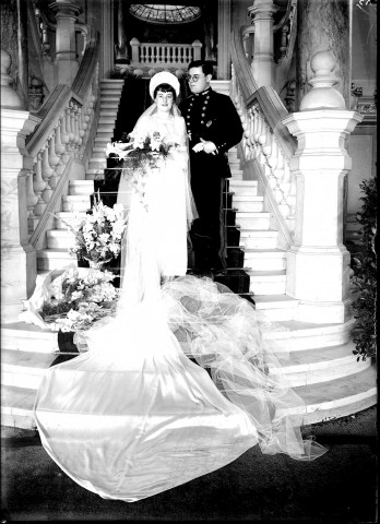 Belfort, 1 rue Reiset, couple de mariés posant sur les marches du grand escalier du Grand Hôtel du Tonneau d'Or : plaque de verre 13x18 cm.