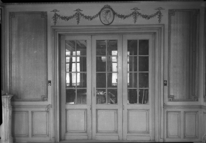 Belfort, 1 rue de la Banque de France, villa Hanriot, boiserie et porte-vitrée avec frise et médaillon au dessus de la porte : négatif souple 12,6x17,6 cm.