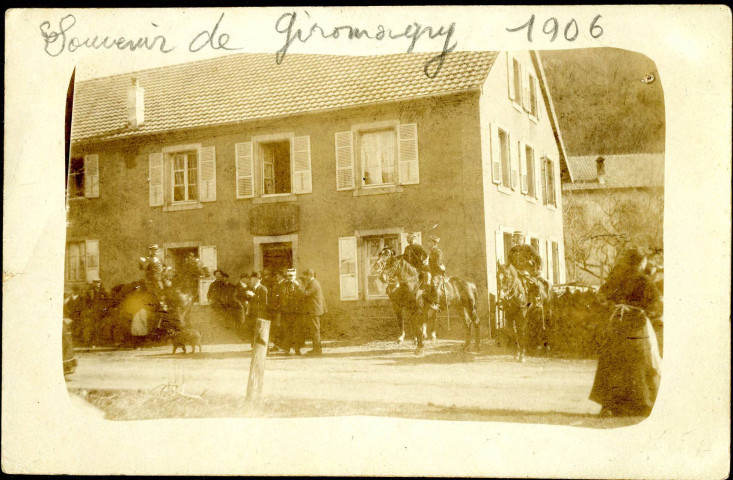 Lepuix-Gy, gendarmes à cheval et à pied devant un restaurant après l'inventaire de l'église