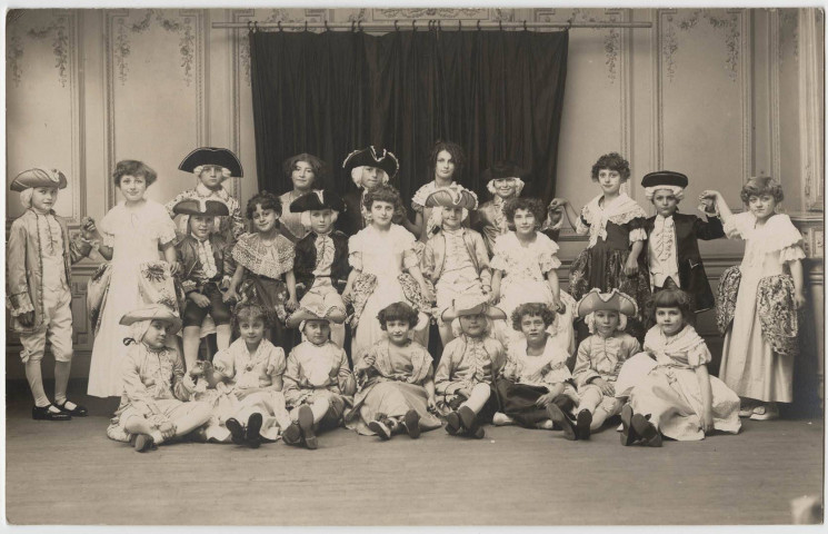 [fête annuelle du lycée de Belfort, élèves costumés pour le Menuet de la marquise, 23 mars 1930].