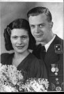 Un soldat et d'une jeune femme au bouquet de fleurs : plaque de verre 13x18 cm.