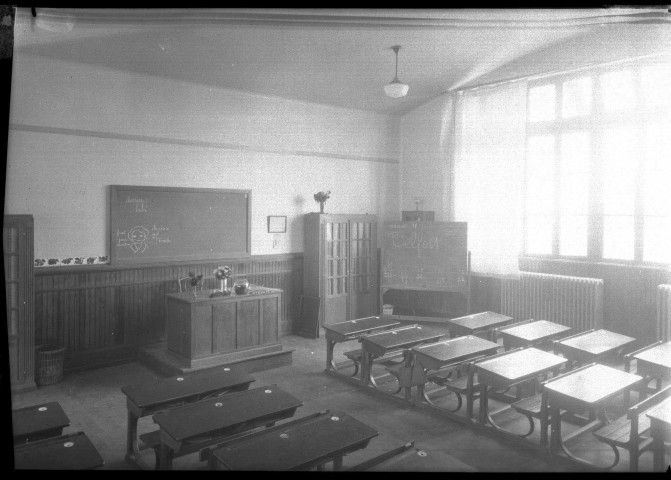 Vue intérieure d'une salle de classe : négatif souple 12,6x17,6 cm.