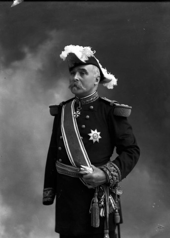 Portrait en pied du général Paul Pau en grande tenue avec décorations et bicorne à plume : plaque de verre 13x18 cm.