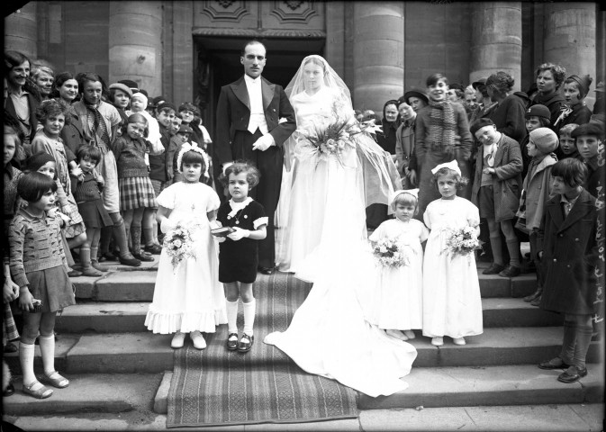 Sur le perron de l'église un couple de marié précédé de quatre enfants d'honneur : plaque de verre 13x18 cm.