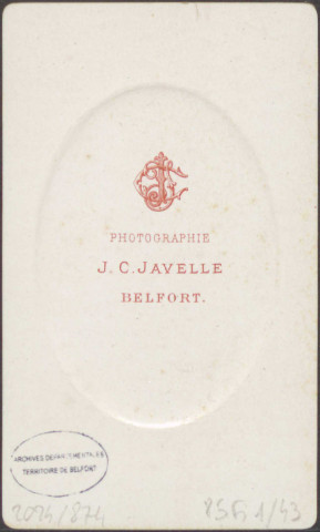 Officier du 42e régiment d'infanterie de ligne, épaulettes à franges souples, décoré de l'Ordre de la Légion d'Honneur (grade : chevalier ; République) et de 3 autres distinctions.