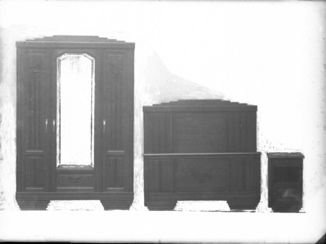 Armoire à glace trois portes, deux têtes de lit et chevet, style Art Déco : plaque de verre 13x18 cm.