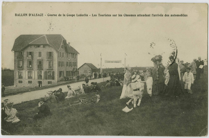 Ballon d'Alsace, course de la Coupe Lederlin, les touristes sur les chaumes attendant l'arrivée des automobiles.