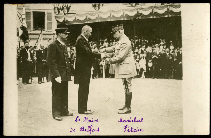 Belfort, place de la République, cérémonie de la remise de la Croix de guerre à la ville de Belfort par le maréchal Pétain au maire Léon Schwob.