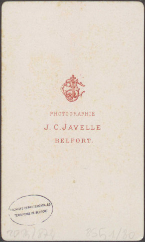 Officier d'infanterie de ligne, épaulettes à franges souples, décoré d'une distinction.