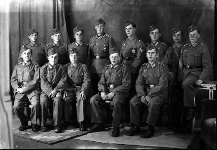 Groupe de jeunes soldats : plaque de verre 13x18 cm.