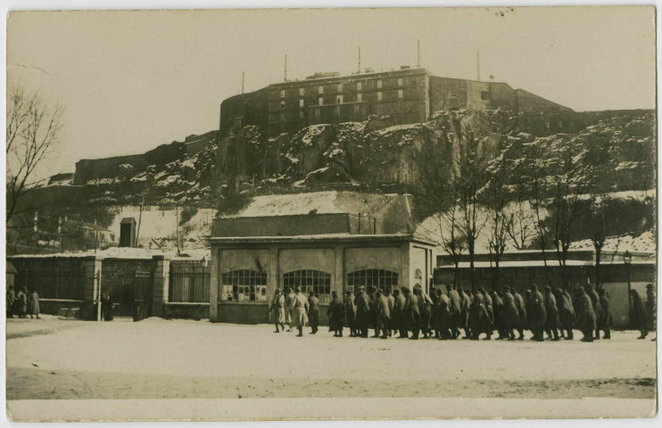 [Belfort, guerre 1914-1918, prisonniers allemands dans la cours du Quartier Vauban].