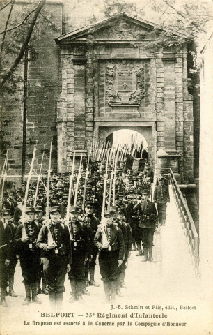 Belfort, 35e Régiment d'Infanterie, le drapeau est escorté à la caserne par la Compagnie d'Honneur.
