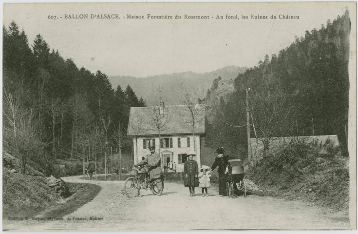 Ballon d’Alsace, maison forestière du Rosemont, au fond les ruines du château.