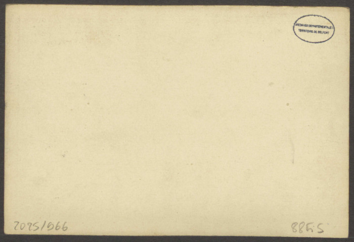 Belfort, place d'Armes, la façade de l'église paroissiale catholique Saint-Christophe, façades d'immeubles d'habitation, les tilleuls de la fontaine, le château, v. 1871.