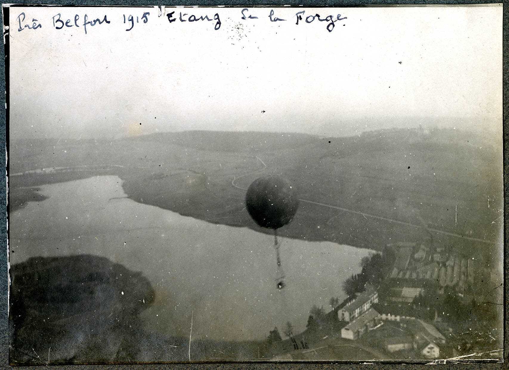 Belfort, Centre aéronautique militaire, Champ-de-Mars (Parc-à-Ballons), survol d'un ballon sphérique d'observation, 1915.