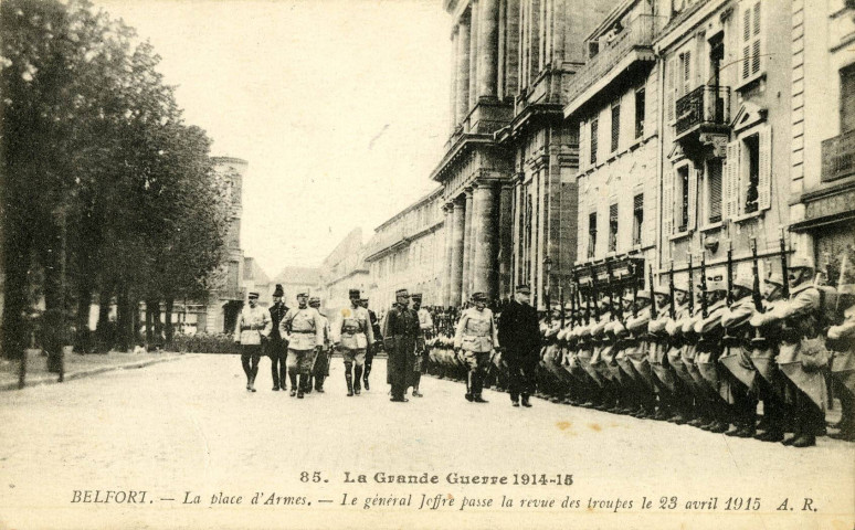 Belfort, la Grande Guerre 1914-15. La place d'Armes, le général Joffre passe la revue des troupes le 23 avril 1915.