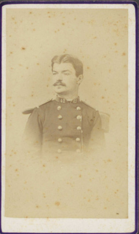Officier du 42e régiment d'infanterie de ligne, épaulette à franges souples et contre épaulette-droite.