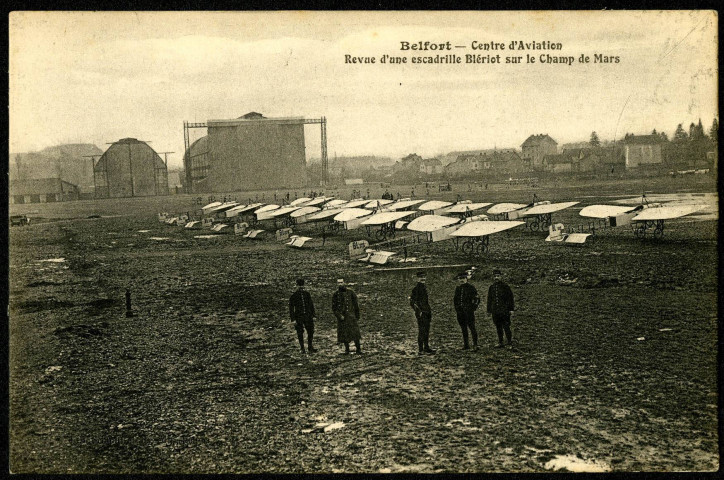 Belfort, centre d'aviation, revue d'une escadrille Blériot sur le Champ de Mars.