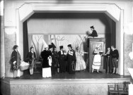 Jeunes gens jouant une scénette d'une pièce de théâtre [sans doute sur le thème d'un procès].